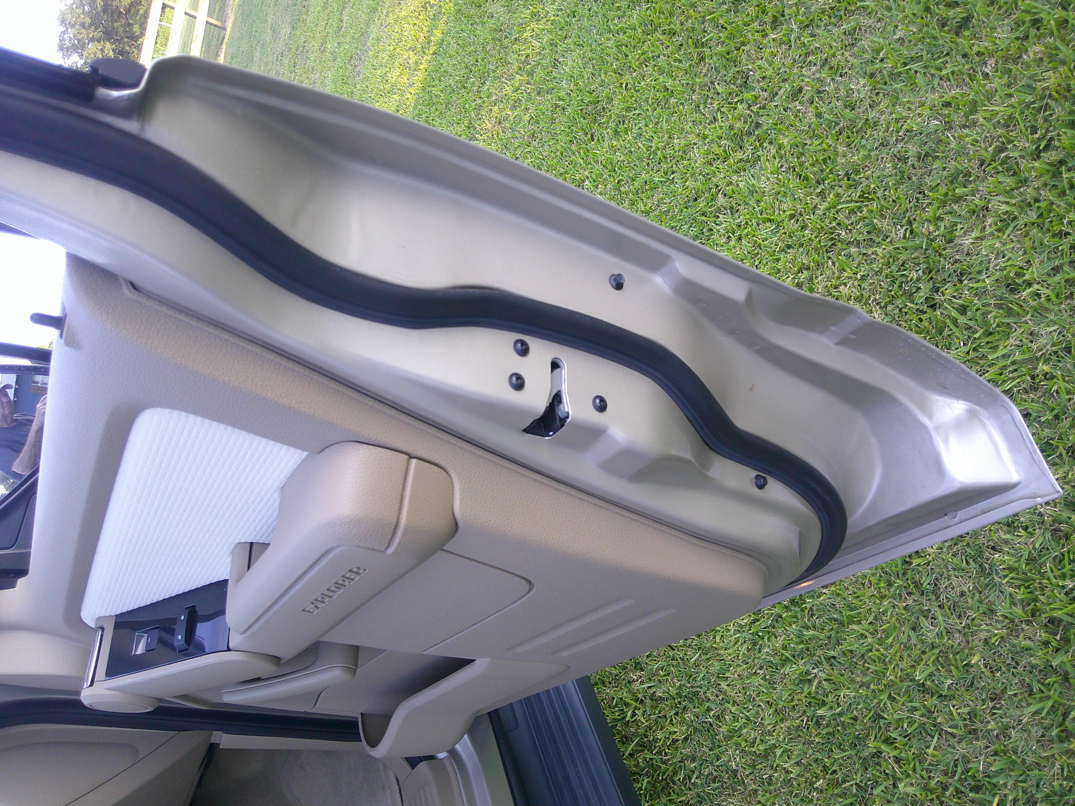 Inner door panel and latch assembly