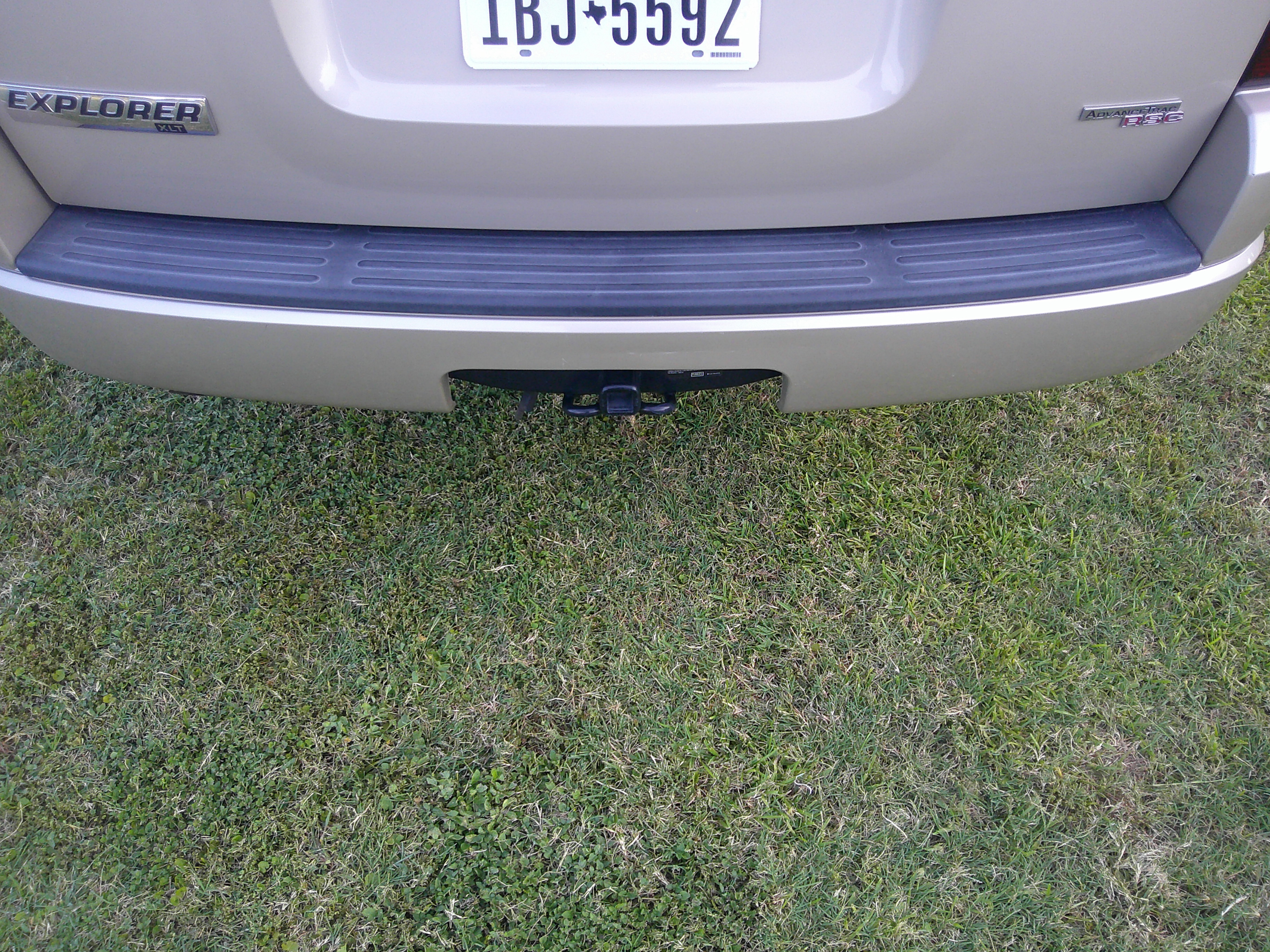 Rear bumper and tow hitch receiver on a Ford Explorer XLT