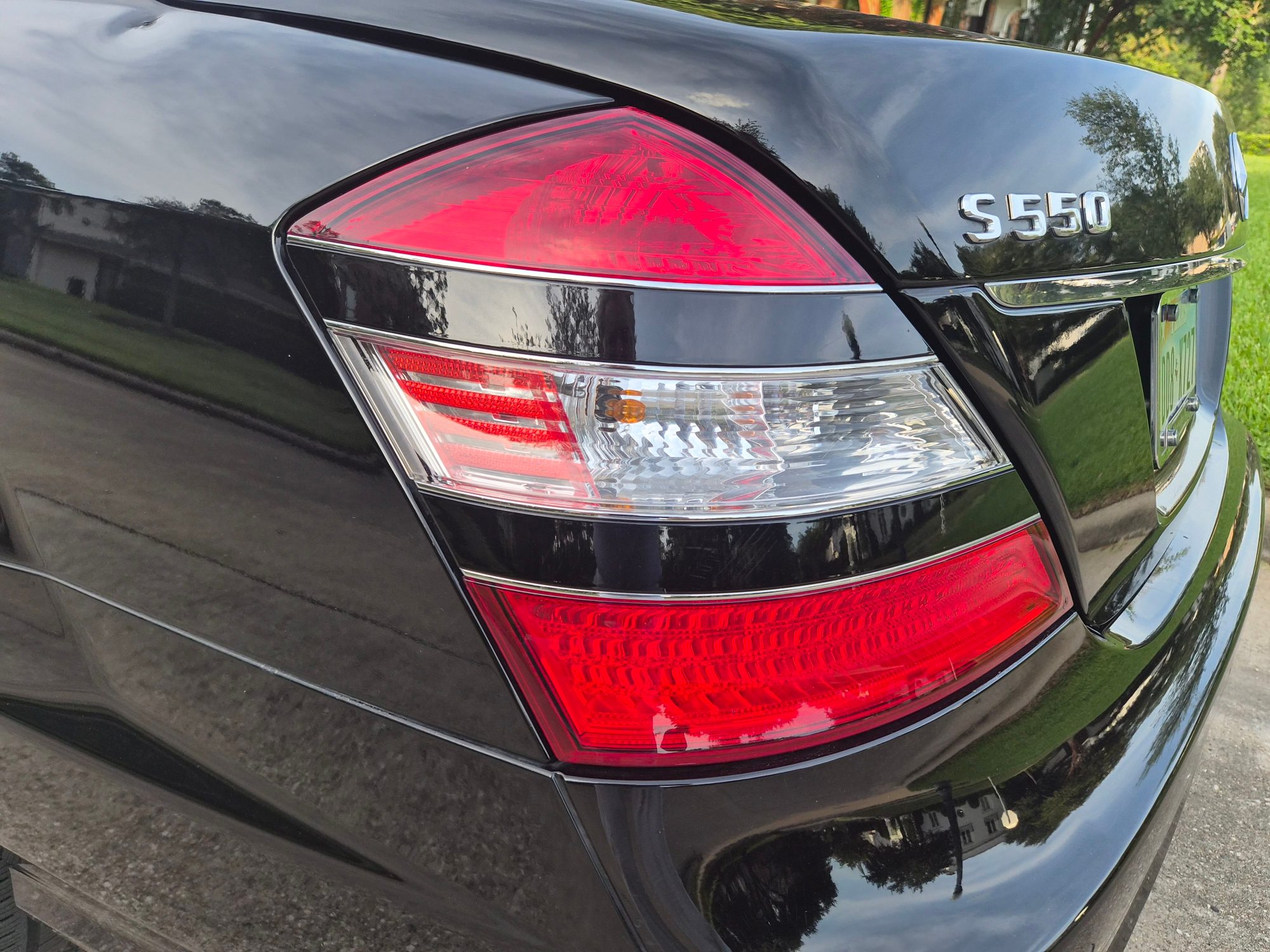 Close-up of the rear driver side taillight and S550 badging.