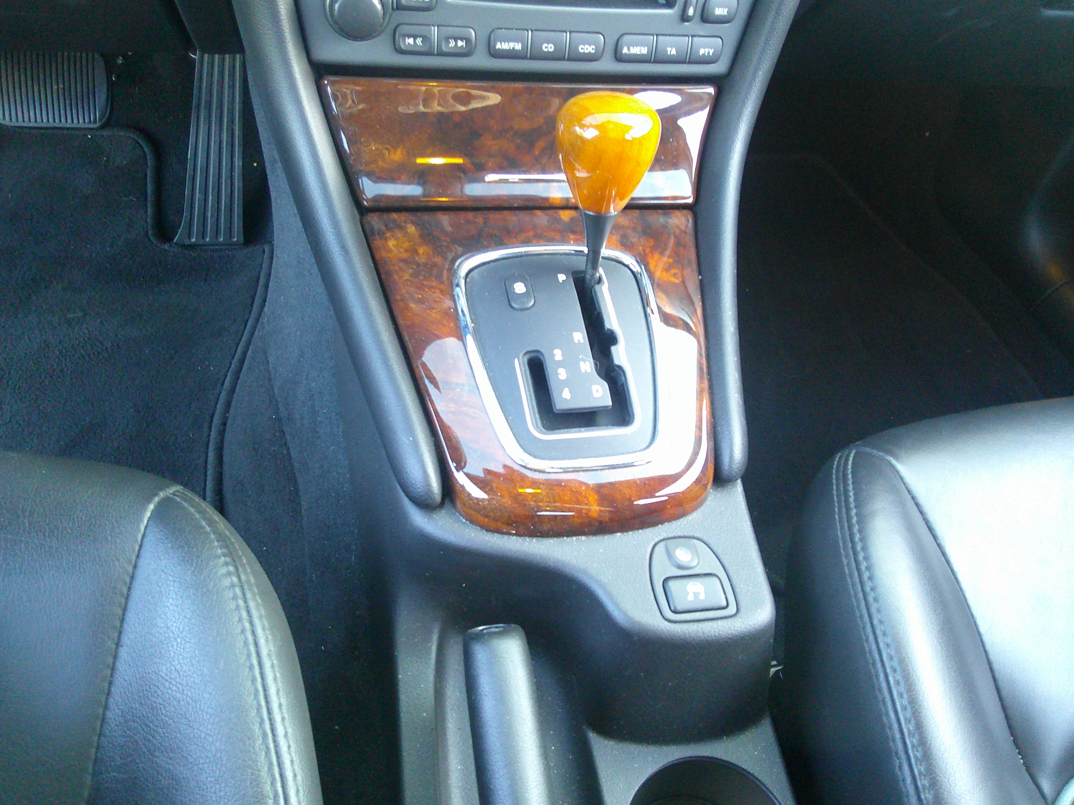 Center console with wood trim and automatic gear selector knob